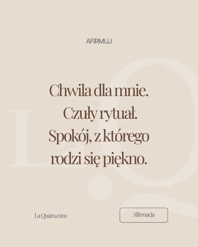 Chwila dla mnie.
Czuły rytuał.
Spokój, z którego rodzi się piękno.

W świecie, który ciągle przyspiesza, prawdziwym luksusem staje się… zatrzymanie.
Moment tylko dla siebie.
Oddech. Cisza. Uważność.

Bo kiedy pojawia się spokój - pojawia się też przestrzeń na piękno.
To, które zaczyna się od środka. 🤍

Zatrzymaj tę afirmację na dziś.
Zapisz ją, jeśli chcesz do niej wrócić wtedy, gdy najbardziej będziesz jej potrzebować.

✨ Dokończ zdanie w komentarzu:
„Moja chwila dla siebie to…”

#laquara #afirmacja #rytuałpiękna #selfcarefirst #chwiladlasiebie #spokój #rytuał #piękno